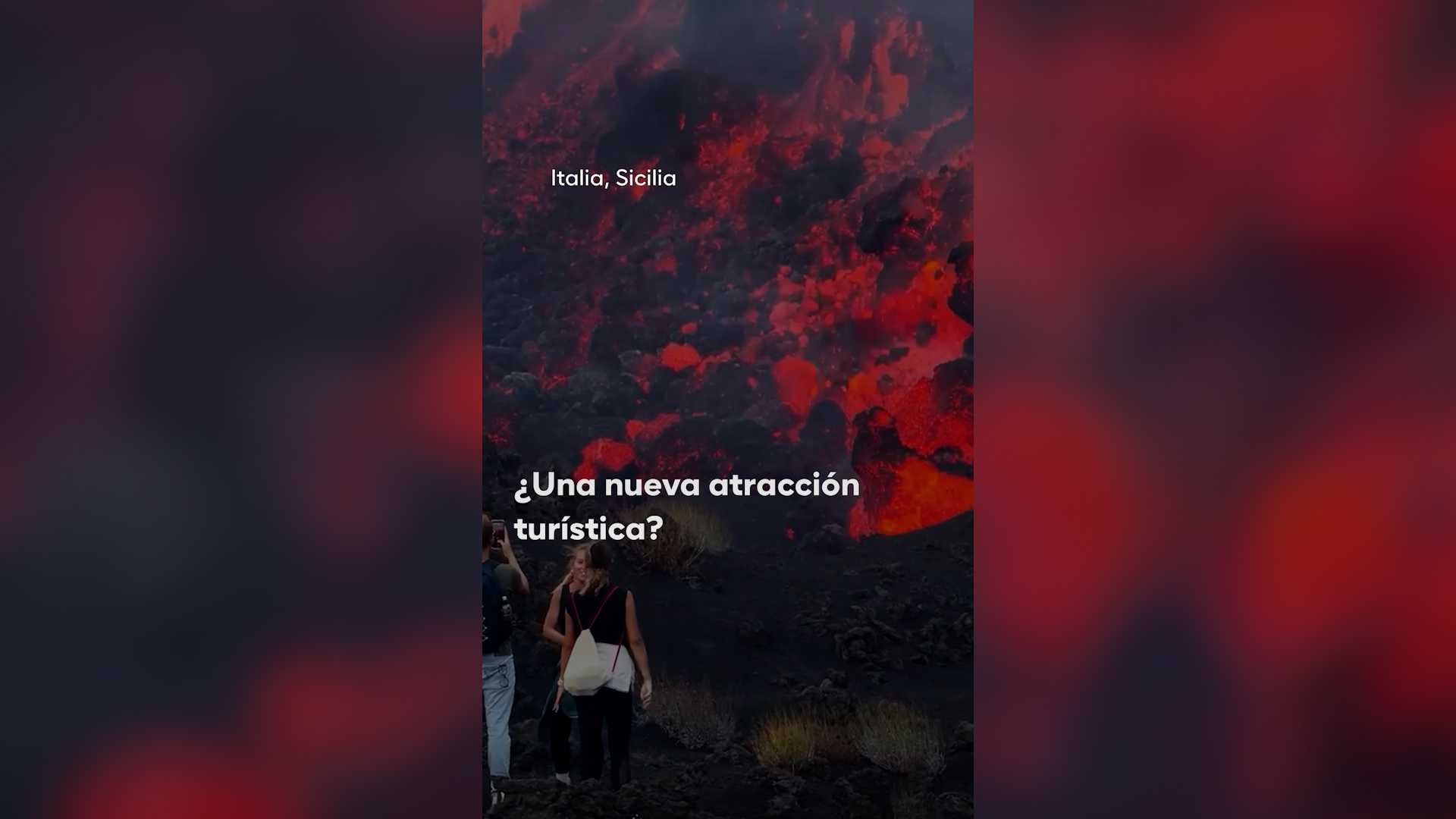 Turistas acuden en masa al Etna mientras la roca fundida desciende del volcán