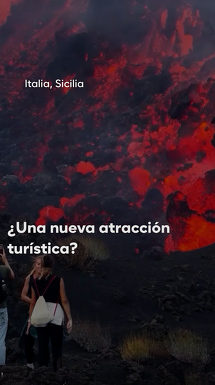 Turistas acuden en masa al Etna mientras la roca fundida desciende del volcán