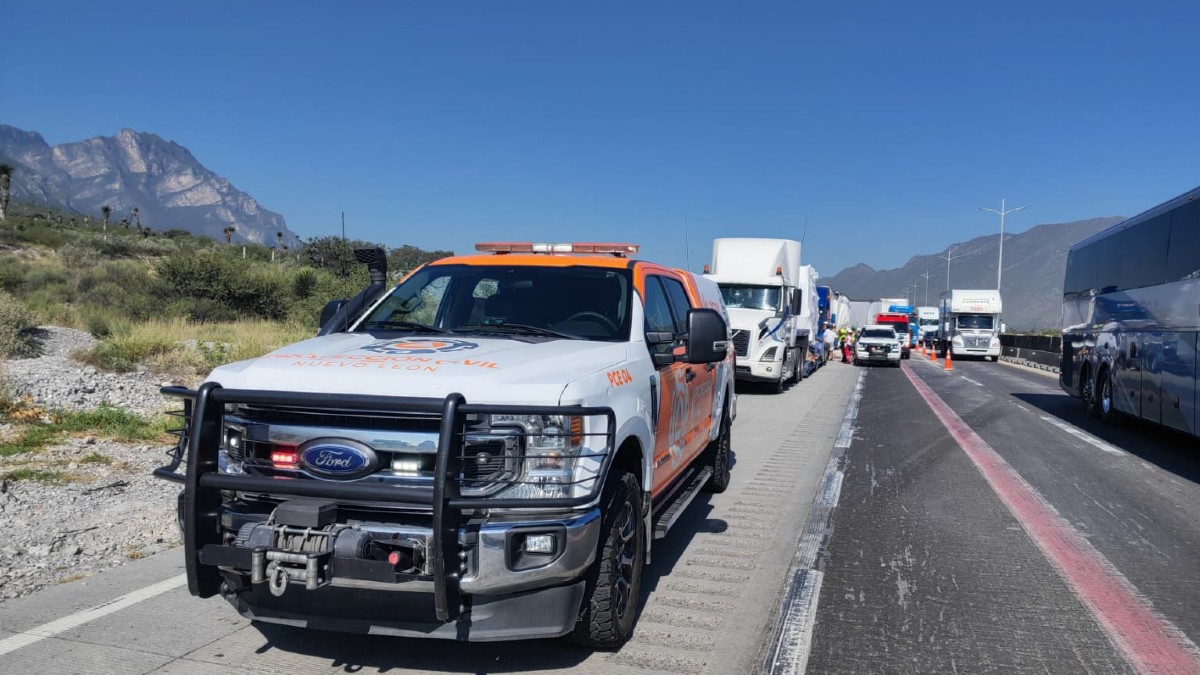 Una de las unidades terminó volcada a un costado de la carpeta asfáltica | PC Nuevo León