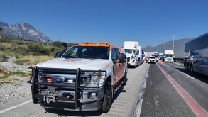 Una de las unidades terminó volcada a un costado de la carpeta asfáltica | PC Nuevo León