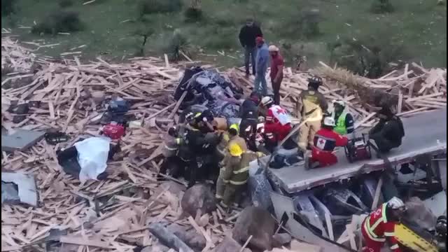 VIDEO | Así fue el rescate de sobreviviente prensado tras trágico accidente en la carretera Durango-Mazatlán