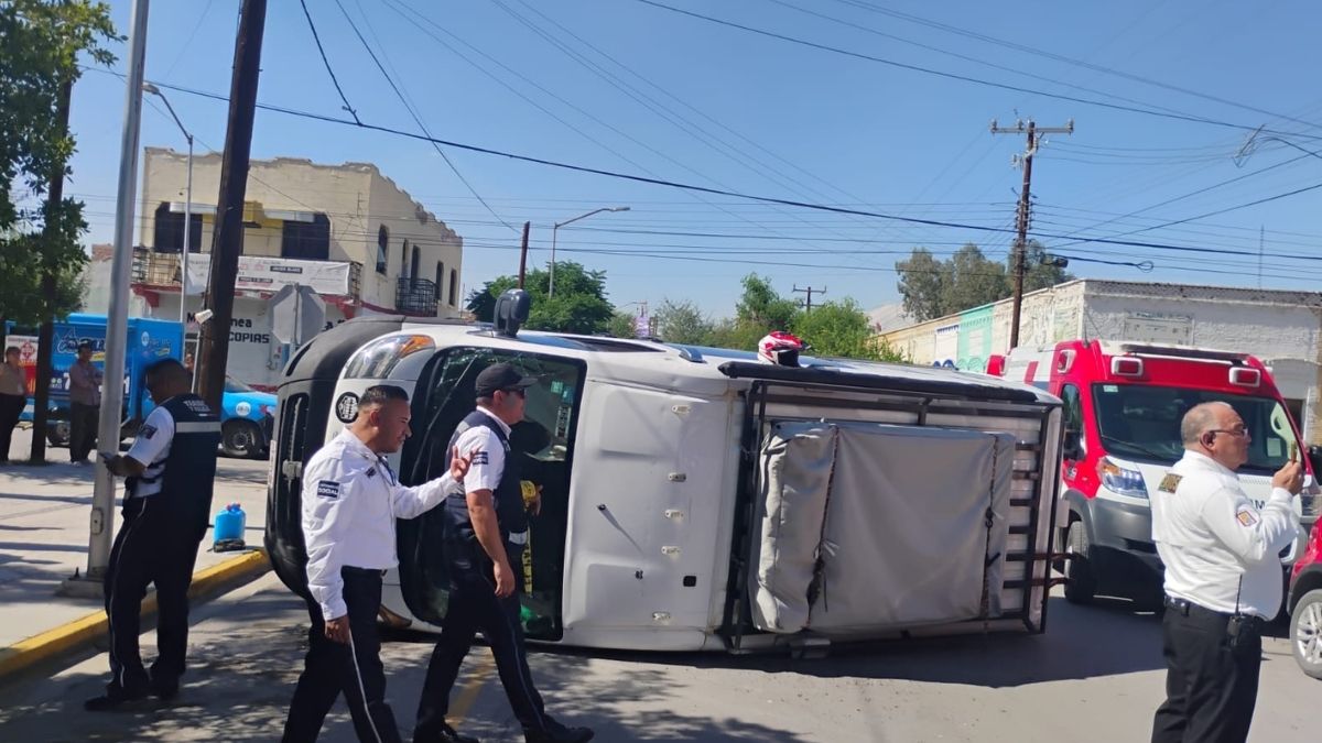 El accidente ocurrió cerca de las 15:00 horas de este jueves, movilizando a paramédicos de la Cruz Roja, agentes de Tránsito y peritos municipales.