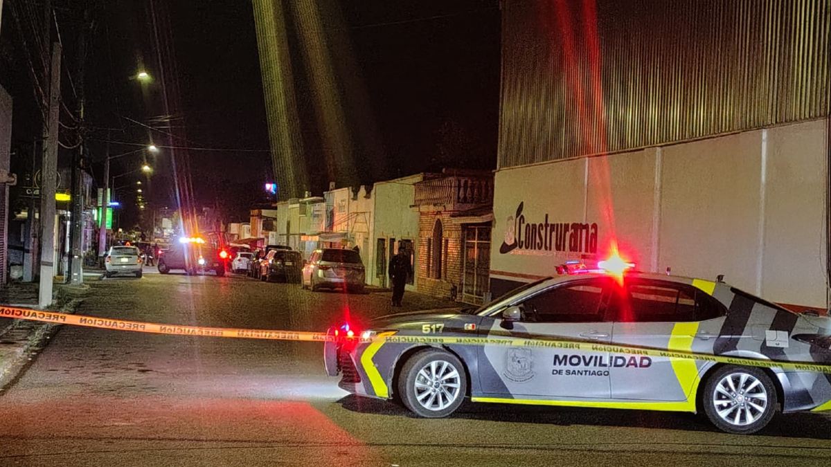 Acordonamiento de la Policía de Santiago en la calle Hidalgo, donde agentes ministeriales recaban indicios sobre lo ocurrido.