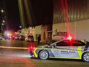 Acordonamiento de la Policía de Santiago en la calle Hidalgo, donde agentes ministeriales recaban indicios sobre lo ocurrido.