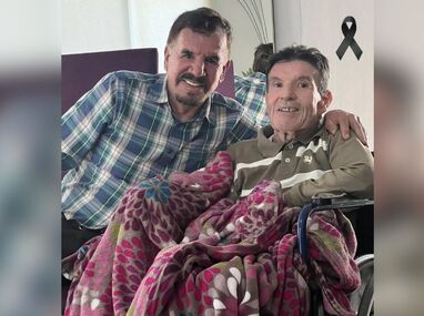 Alberto 'El Betón' Lizárraga, fundador de Banda Mr. Lobo e impulsor de Los Recoditos, deja un legado imborrable en la música sinaloense.