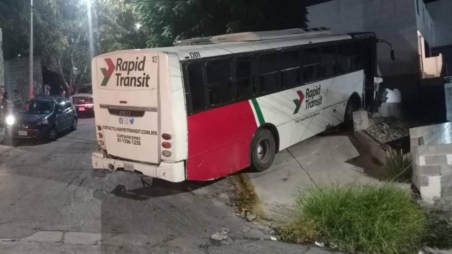 Camión de personal robado choca contra casas y vehículos en Santa Catarina