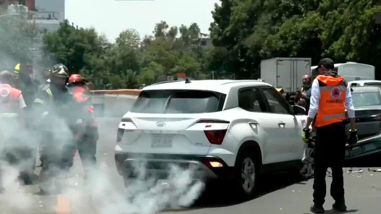 Camioneta vuelca tras chocar contra otro auto en avenida Chapultepec