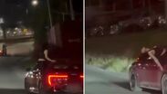 Captan a joven bailando fuera de un auto en movimiento en Monterrey
