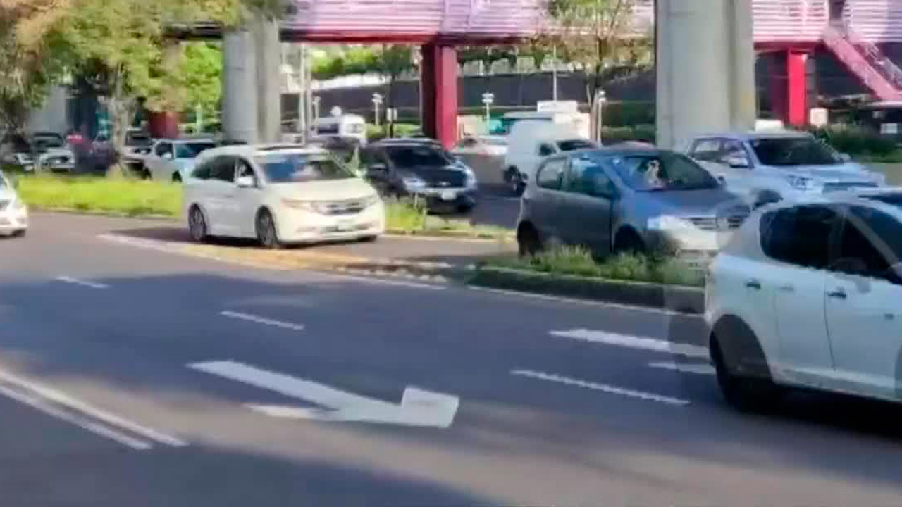 Captan a al menos siete vehículos circulando en reversa por Periférico Sur