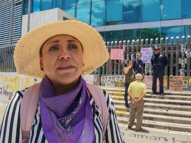 Carolina Sánchez, madre de Karla Valeria, afuera de las instalaciones de la Fiscalía de Puebla | Óscar Rodríguez