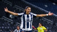 Christina Burkenroad consiguió levantar el trofeo de la Liga Femenil MX con Rayadas.