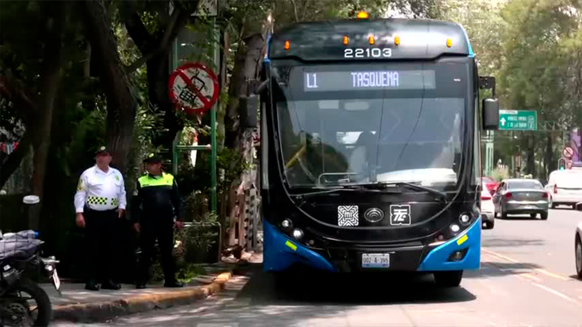 Conductor de scooter choca con Trolebús en Eje Central por invadir carril confinado