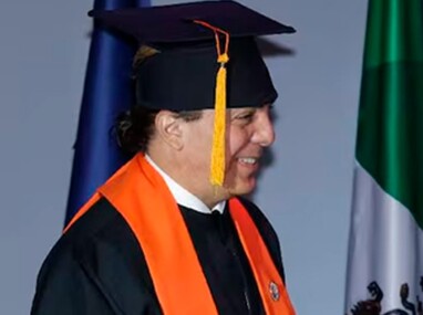 Cristian Castro se gradúa de la preparatoria. / Cortesía