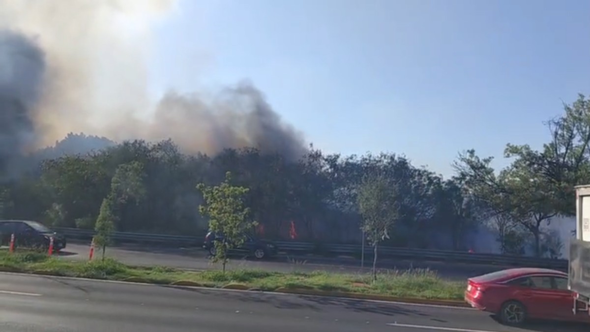 Densa humareda provocada por el fuego en la vegetación seca del río, vista desde los carriles de la avenida Morones Prieto.