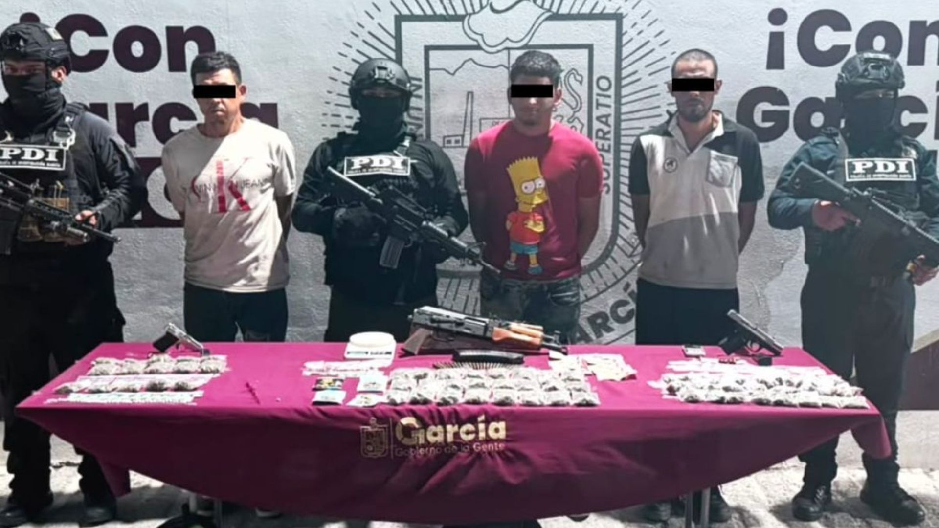 Detienen a tres hombres con armas y presunta droga en García, Nuevo León