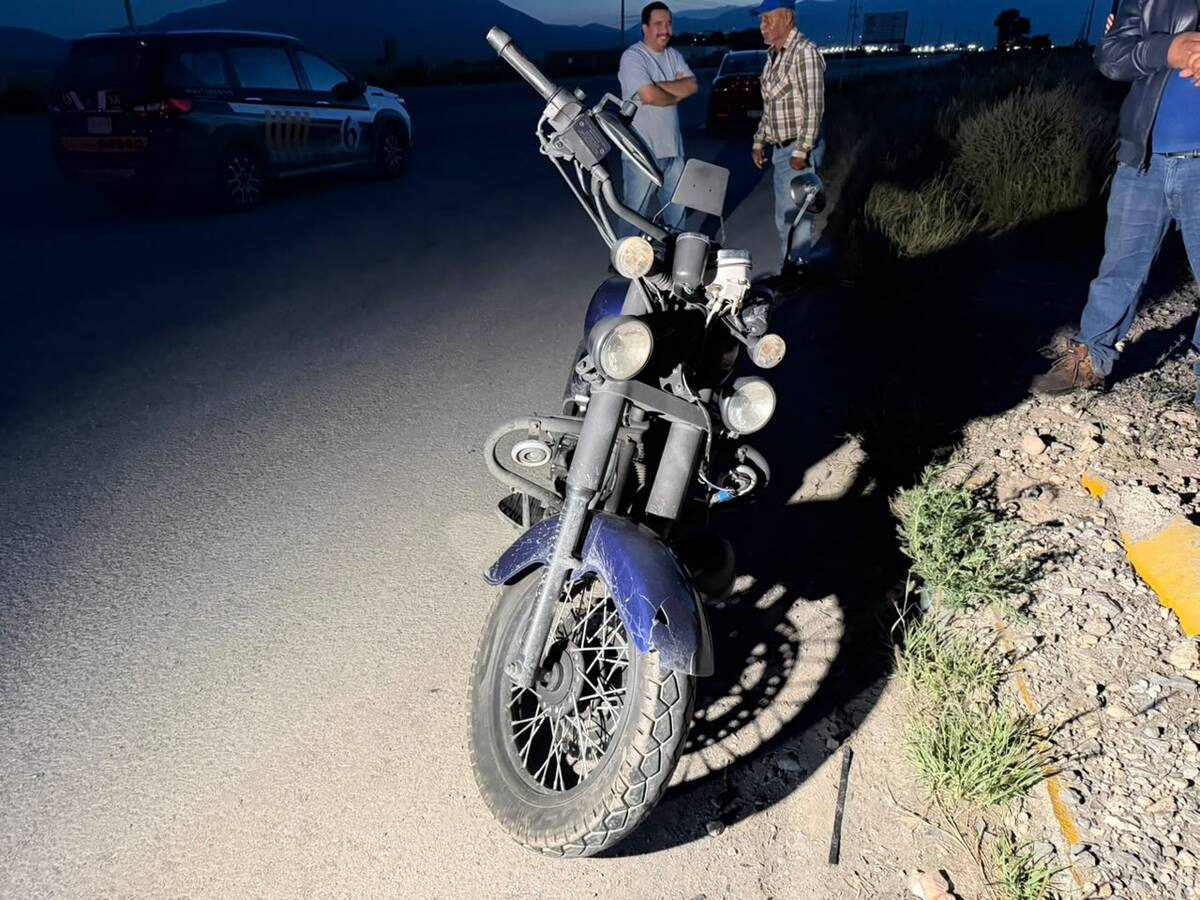 Elementos de emergencia acudieron al sitio para valorar al conductor de la motocicleta.