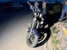 Elementos de emergencia acudieron al sitio para valorar al conductor de la motocicleta.