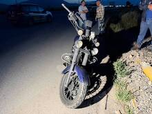Elementos de emergencia acudieron al sitio para valorar al conductor de la motocicleta.