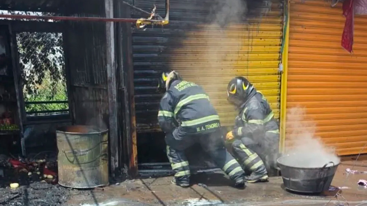 Falla en cilindro de gas LP provoca incendio de puestos en el CETRAM de Santa Martha