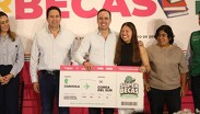 El gobernador Manolo Jiménez felicitó a las y los jóvenes por haber dado este paso.