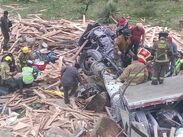 Las imágenes reveladas muestran la intensa y peligrosa labor que realizaron los rescatistas en la zona del siniestro.