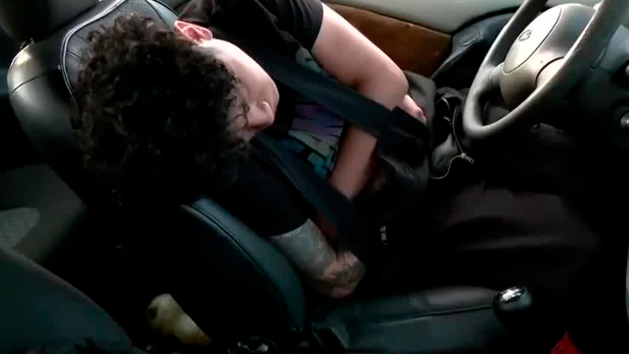 ¡Insólito! Conductor es sorprendido dormido dentro de su auto en plena Avenida Central