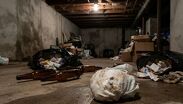 La investigación policial reveló que el menor residía en un espacio infestado de insectos, basura, excremento de animales y sin aire acondicionado.