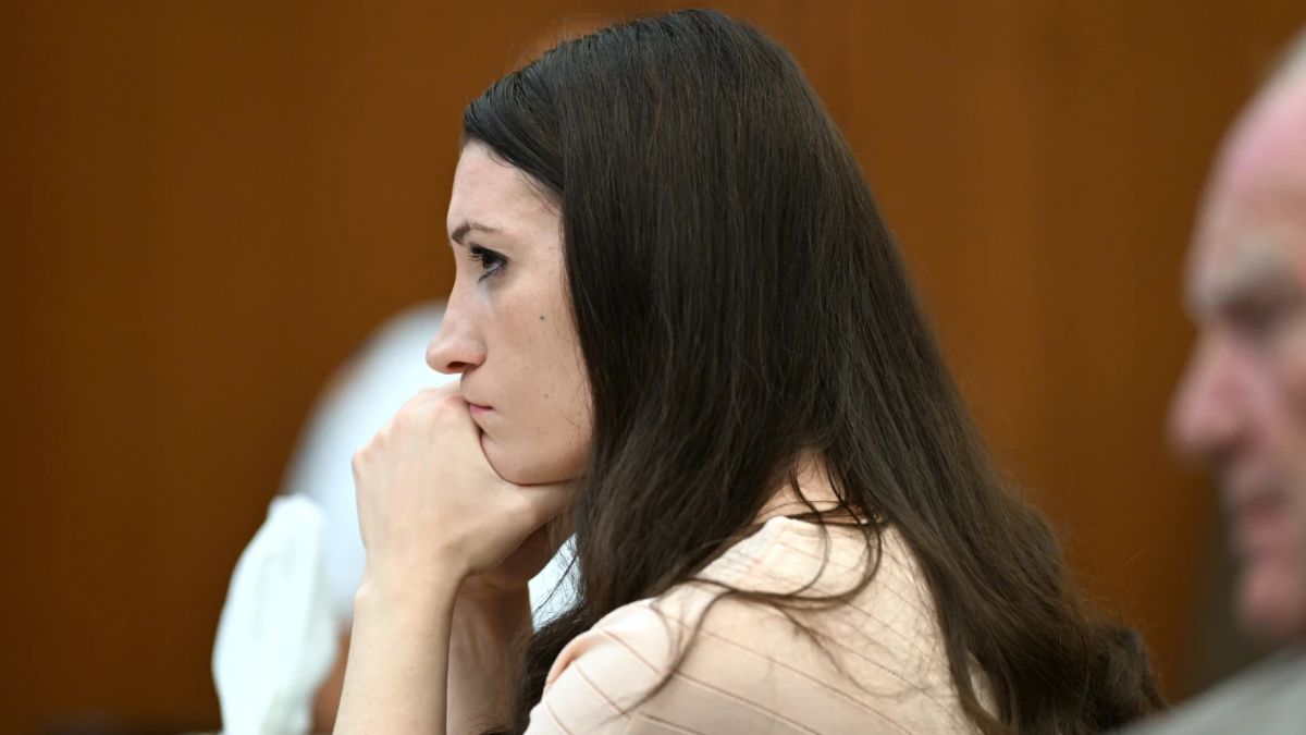 Lindsay Clancy, ahora paralizada, escucha testimonios sobre sus intentos por recibir tratamiento psiquiátrico previo al crimen.