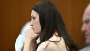 Lindsay Clancy, ahora paralizada, escucha testimonios sobre sus intentos por recibir tratamiento psiquiátrico previo al crimen.