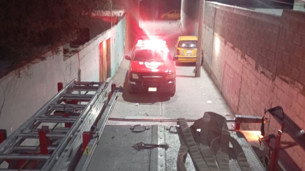Tras varios minutos de intensas labores, los bomberos lograron controlar y extinguir las llamas que ya consumían una motocicleta.