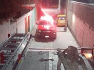 Tras varios minutos de intensas labores, los bomberos lograron controlar y extinguir las llamas que ya consumían una motocicleta.