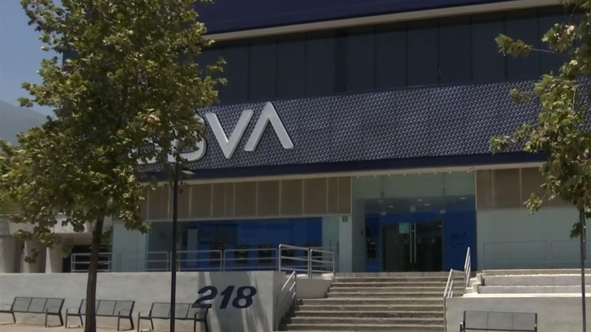 Movilización policiaca en banco de San Pedro por presuntas amenazas