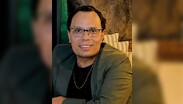 Octavio Haro mide aproximadamente 1.75 metros, es de complexión media y tez morena clara