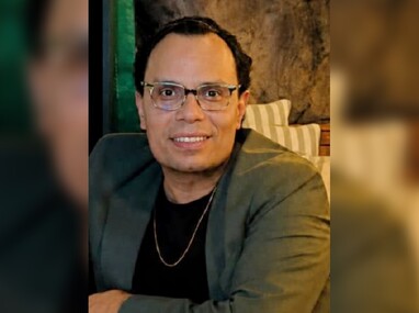Octavio Haro mide aproximadamente 1.75 metros, es de complexión media y tez morena clara