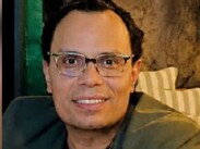 Octavio Haro mide aproximadamente 1.75 metros, es de complexión media y tez morena clara
