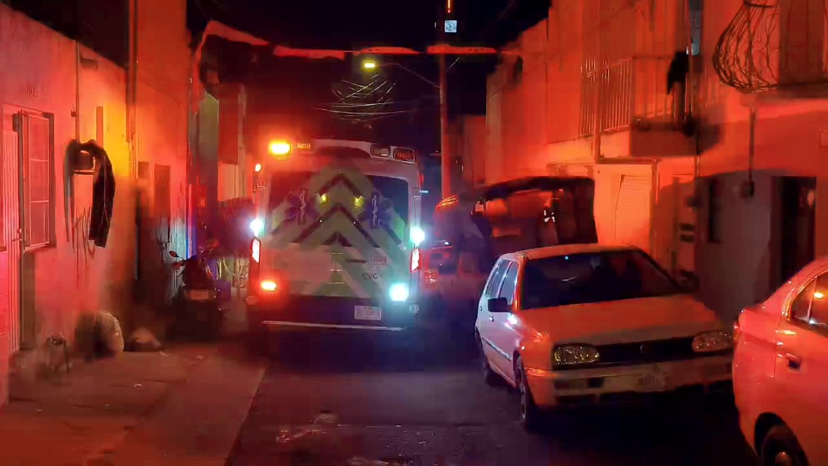 Paramédicos acudieron hasta la colonia Santa Cecilia para atender al joven herido