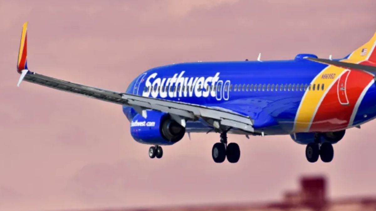 Paramédicos aguardaban en la pista de LAX tras las maniobras de auxilio realizadas por pasajeros y tripulación en el vuelo desde Dallas. (Archivo)