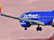 Paramédicos aguardaban en la pista de LAX tras las maniobras de auxilio realizadas por pasajeros y tripulación en el vuelo desde Dallas. (Archivo)