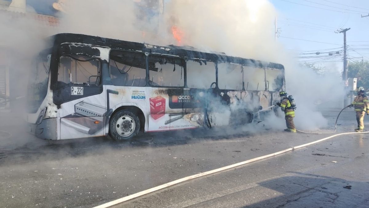Pasajeros de la Ruta 221 lograron ponerse a salvo luego de que el camión en el que viajaban se incendiara en avenida Universidad.
