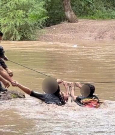 Debido a la peligrosidad de la creciente, los rescatistas tuvieron que ejecutar una maniobra de alto riesgo para poder alcanzar a los tres jóvenes.