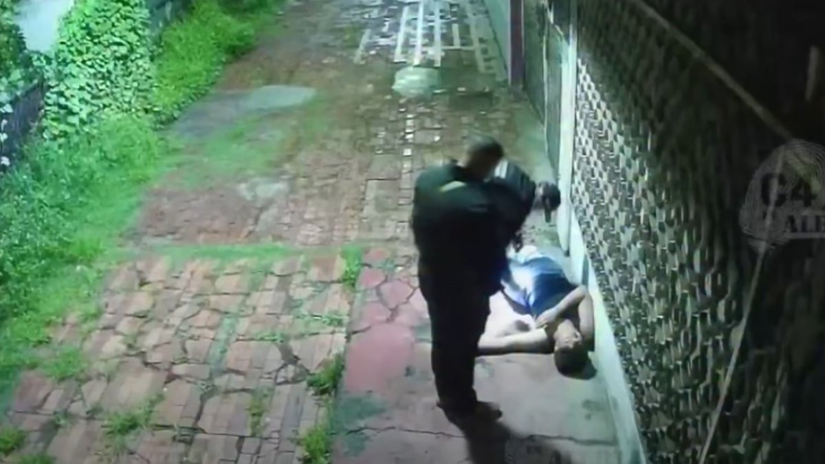 Los policías esculcaron al hombre que permanecía tirado en el piso en Ecatepec | C4 Jiménez