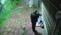 Los policías esculcaron al hombre que permanecía tirado en el piso en Ecatepec | C4 Jiménez