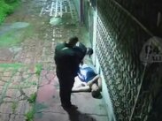 Los policías esculcaron al hombre que permanecía tirado en el piso en Ecatepec | C4 Jiménez