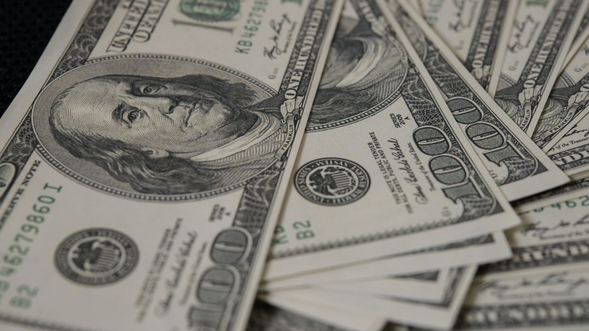 El precio del dólar varía en la compra y venta de acuerdo al banco. | Magnific