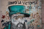 También existen profundas divisiones que genera su legado, contrastando la admiración popular con las críticas hacia la falta de libertades políticas.