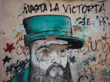 También existen profundas divisiones que genera su legado, contrastando la admiración popular con las críticas hacia la falta de libertades políticas.