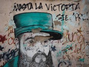 También existen profundas divisiones que genera su legado, contrastando la admiración popular con las críticas hacia la falta de libertades políticas.