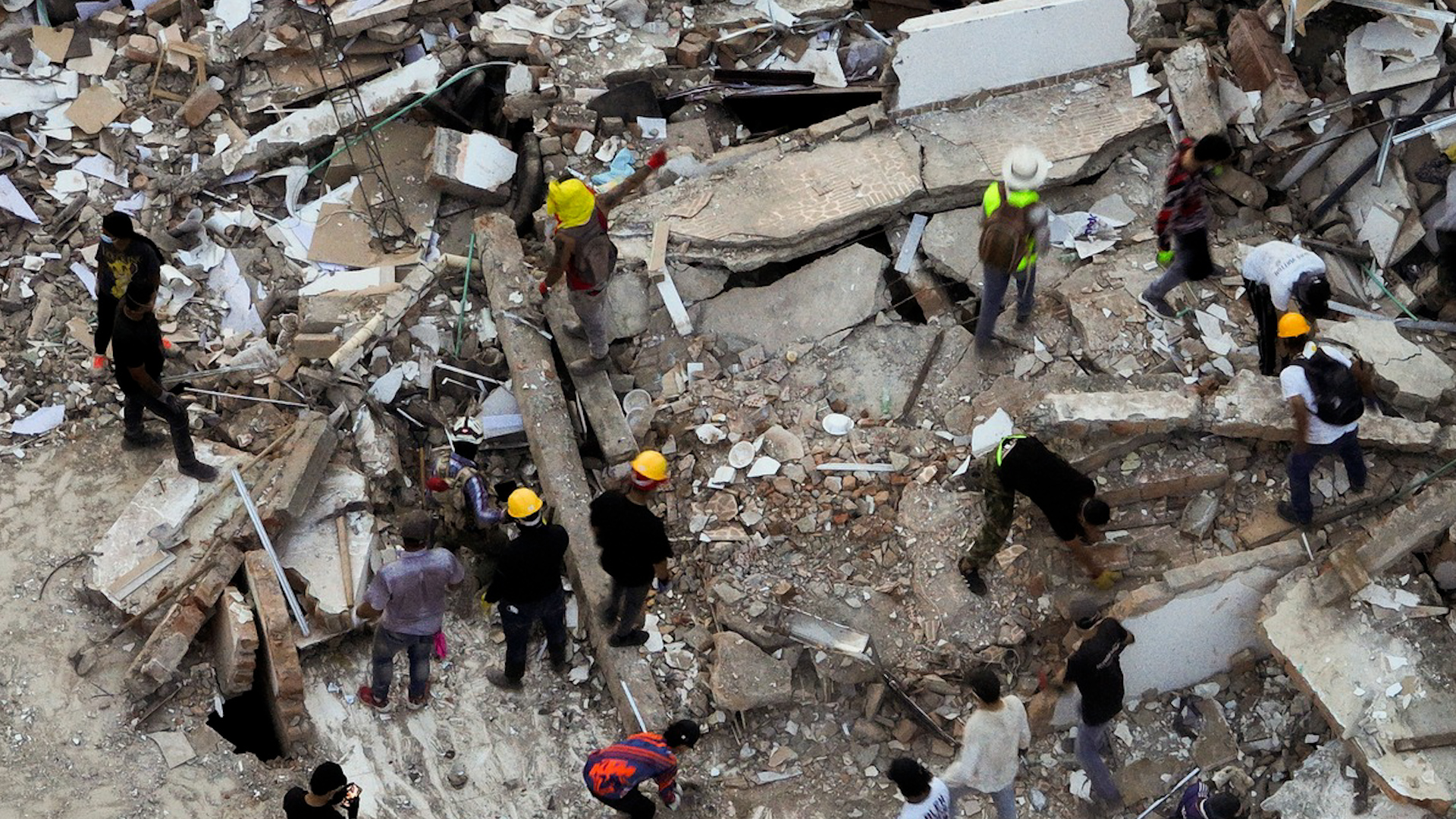 Rescatan a mexicano que pasó 7 horas bajo los escombros tras el terremoto en Colombia