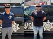 Ambos sospechosos se transportaban en un Nissan Versa, color blanco.