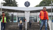 Trabajadores sindicalizados de Volkswagen durante la votación por el incremento salarial 2024 / Agencia Es Imagen